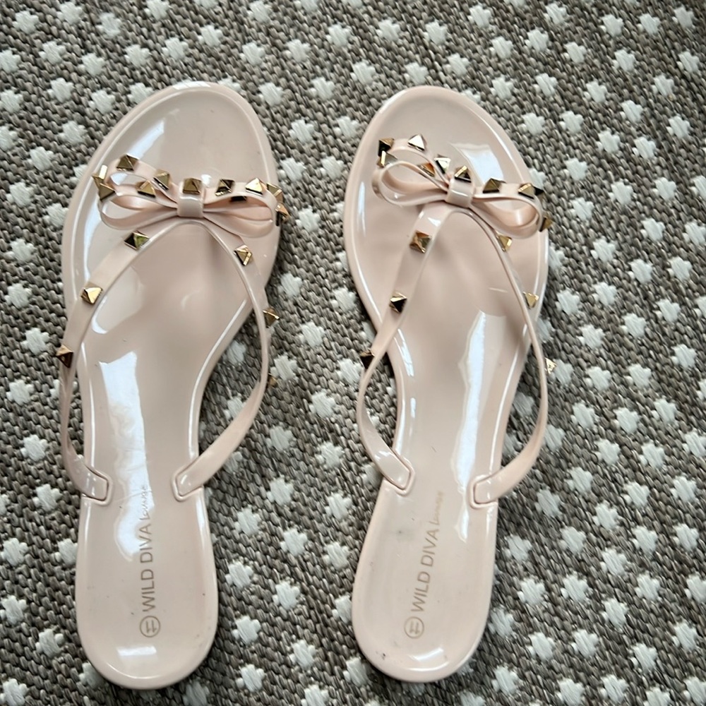 Wild Diva brand, size 11. Nude with rose gold rivets. Very good condition.